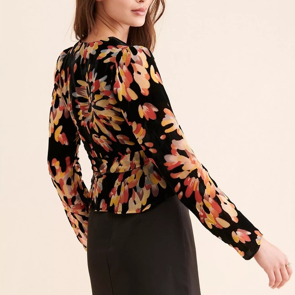 Adelyn Rae Anisse Velvet Wrap Top Black Floral Size XS NWT - Picture 3 of 8